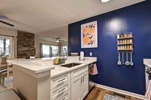 ثلاجة، ميكروويف، فرن، موقد طهي مسطح