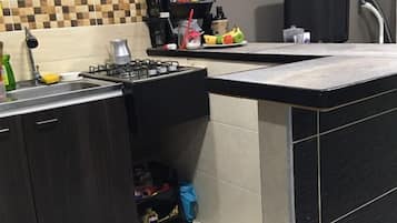 Refrigerador, horno, cafetera y tetera y molino para café