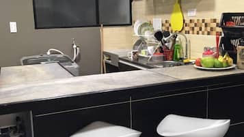 Refrigerador, horno, cafetera y tetera y molino para café