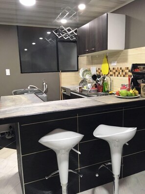 Kühlschrank, Ofen, Wasserkocher mit Kaffee-/Teezubehör, Kaffeemühle