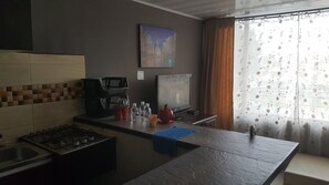 Kühlschrank, Ofen, Wasserkocher mit Kaffee-/Teezubehör, Kaffeemühle