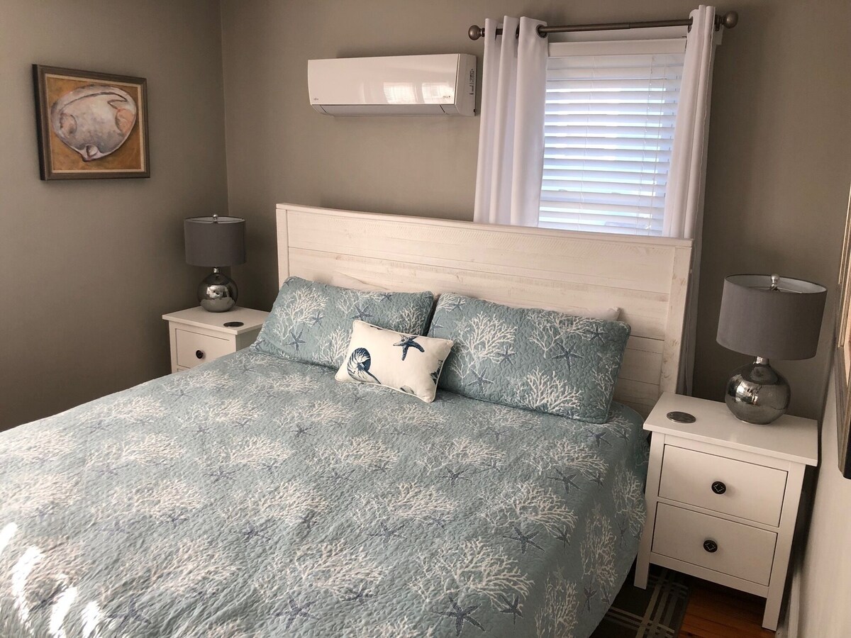 Cozy 3BR w/King Bed. Renovated Bath. Walk to beach, town, shopping & restaurants