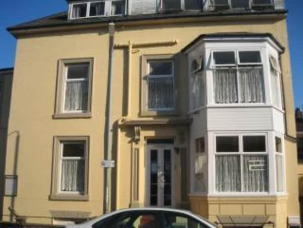 Apartment | Exterior - Apsley 1 Flat Sleeps 4 With Near Beach (Great Yarmouth)