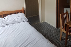 2 bedrooms, iron/ironing board, free WiFi, bed sheets - Apsley 1 Flat Sleeps 4 With Near Beach (Great Yarmouth)