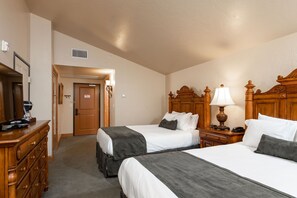 1 bedroom, iron/ironing board, Internet, bed sheets - Adventure Hub~Backcountry Ski|Snowmobile|Scuba Diving Villa 3033 (Midway)