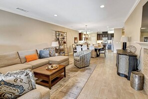 Smart TV, fireplace - The Great Escape - Indio at Indian Palms Country Club - just across from Music Festival Grounds (Indio)