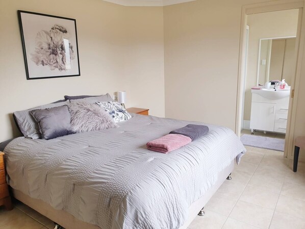 3 bedrooms, iron/ironing board, WiFi, bed sheets