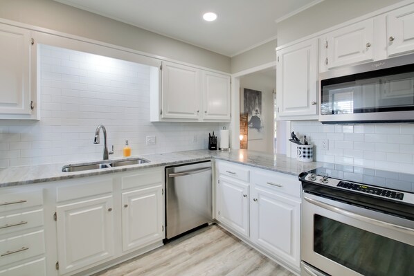 Fridge, microwave, stovetop, dishwasher
