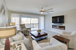 TV, fireplace