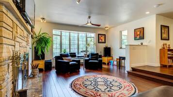 Televisión y chimenea