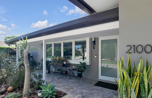 Exterior detail - Private Resort (Fort Lauderdale)