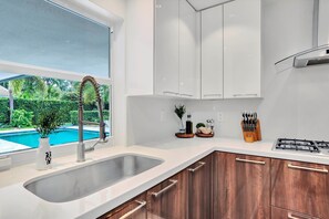 Fridge, microwave, oven, stovetop - Private Resort (Fort Lauderdale)