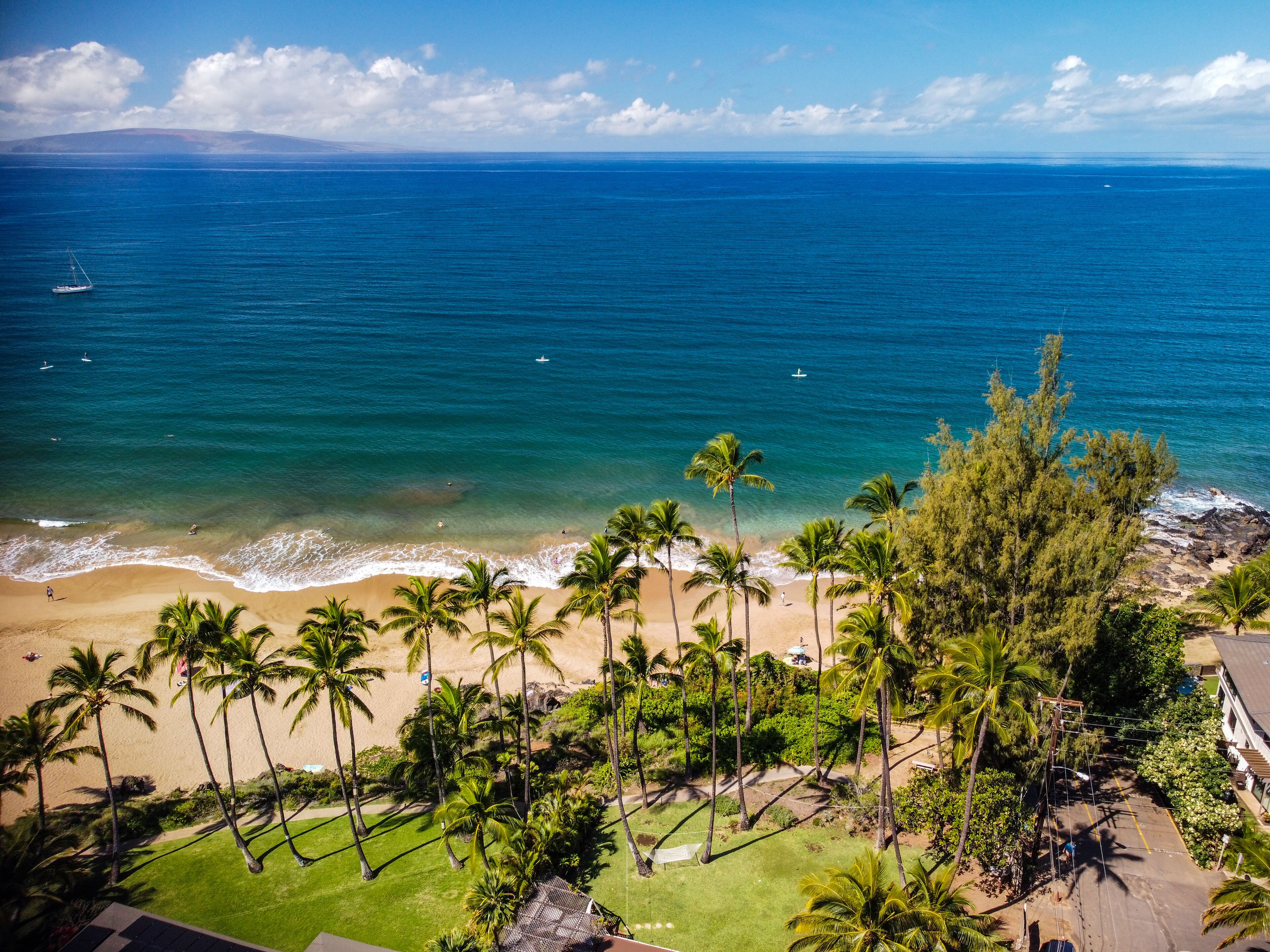 Beach nearby, sun loungers, beach towels