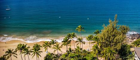 Beach nearby, sun-loungers, beach towels
