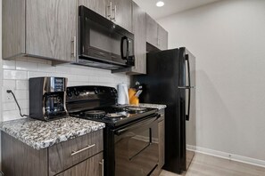 Refrigerador, microondas, horno y parrilla de estufa 