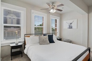 1 habitación, tabla de planchar con plancha y cuna de viaje 