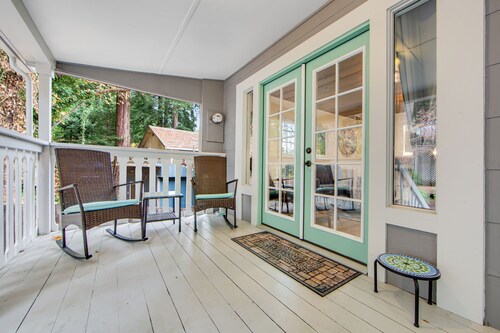 Cozy & Stylish Cottage w/Hot Tub, Free WiFi, Private Washer/Dryer, & Gas Grill