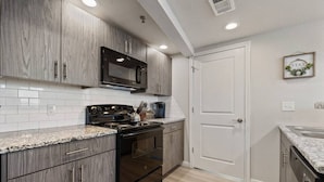 Coffee/tea maker, fridge, microwave, oven - Cozy Waco Apartment with a Downtown View (Waco)