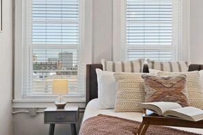 1 habitación, tabla de planchar con plancha y cuna de viaje 