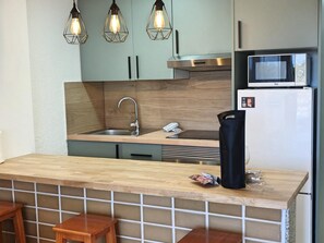 Fridge, microwave, oven, coffee/tea maker