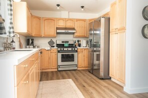 Jääkaappi, mikroaaltouuni, uuni, liesi