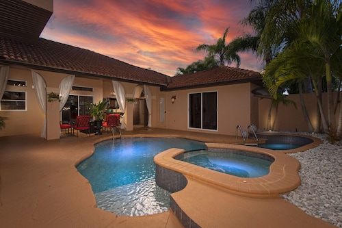 Beautiful 5 bedroom home with private Cabana, pool & hot tub! Minutes to Marina.