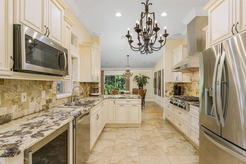 Beautiful 5 bedroom home with private Cabana, pool & hot tub! Minutes to Marina.