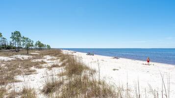 Plage à proximité, chaises longues