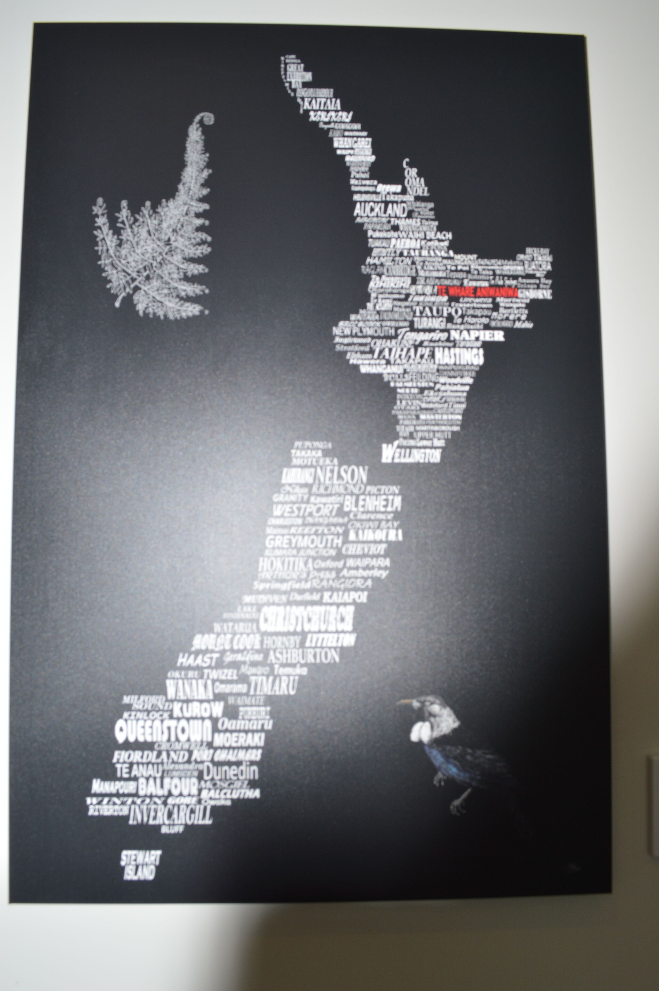 Mappa della Nuova Zelanda con le principali città indicate in caratteri bianchi.