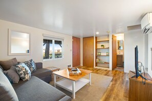TV, books - Waterfront Marrrowstone Island Retreat, Beach Access, Stunning Views (Nordland)