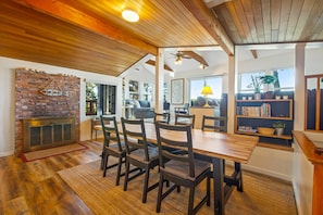 Dining - Waterfront Marrrowstone Island Retreat, Beach Access, Stunning Views (Nordland)