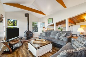 TV, books - Waterfront Marrrowstone Island Retreat, Beach Access, Stunning Views (Nordland)