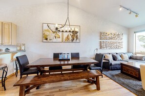 Een televisie, een open haard, videogames en een dvd-speler