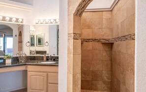 Ensemble douche/baignoire, sĂšche-cheveux, serviettes fournies, savon