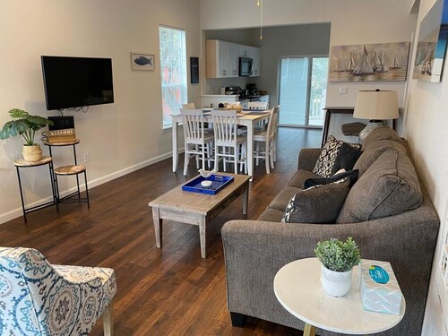 The Pink House- just Minutes walk from the Beach!