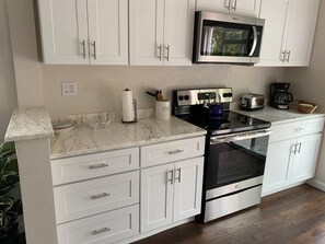 Fridge, microwave, oven, stovetop - The Pink House- just Minutes walk from the Beach! (Galveston)