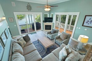 テレビ、DVD プレーヤー