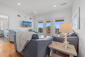 TV, DVD player - "After Dune Delight" oceanfront, 7 bedroom 3 bathrooms (Holden Beach)