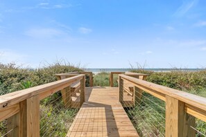 Property grounds - "After Dune Delight" oceanfront, 7 bedroom 3 bathrooms (Holden Beach)