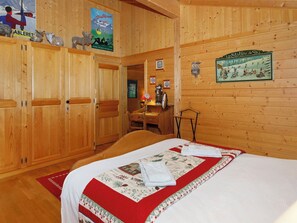4 bedrooms, travel cot, free WiFi