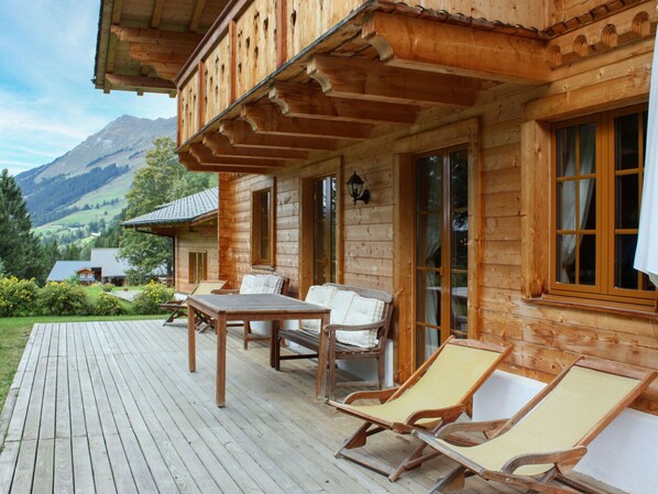 Outdoor dining - Stunning private villa for 10 guests with WIFI, TV, terrace and panoramic view (Les Diablerets)