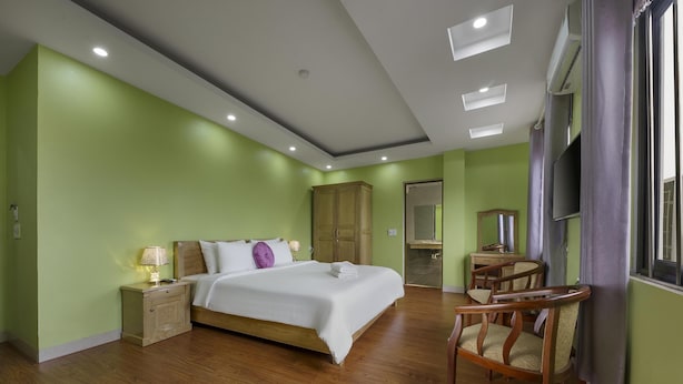 Phòng đôi Deluxe | Bộ đồ giường kháng dị ứng, két bảo mật tại phòng, bàn, màn/rèm cản sáng 
