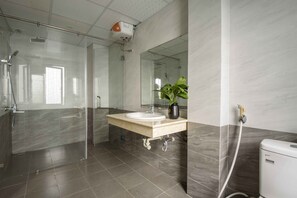 Deluxe Double Room | Bathroom | Shower, hydromassage showerhead, designer toiletries, hair dryer - Golden Lotus Airport Hotel  (Hanoi)