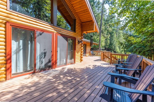 Secluded lodge w/ spacious deck, wood-burning stove, full kitchen, & free WiFi