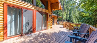 Secluded lodge w/ spacious deck, wood-burning stove, full kitchen, & free WiFi