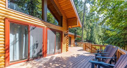 Secluded lodge w/ spacious deck, wood-burning stove, full kitchen, & free WiFi