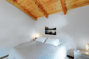 2 bedrooms, internet, bed sheets