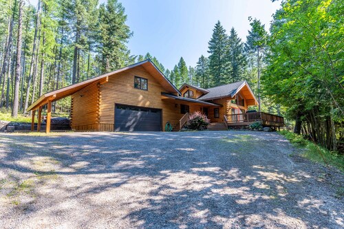 Secluded lodge w/ spacious deck, wood-burning stove, full kitchen, & free WiFi