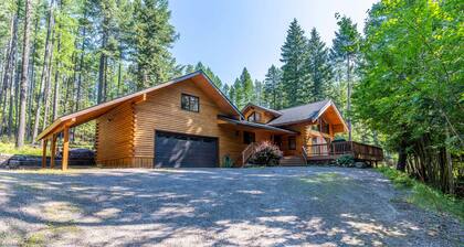 Secluded lodge w/ spacious deck, wood-burning stove, full kitchen, & free WiFi
