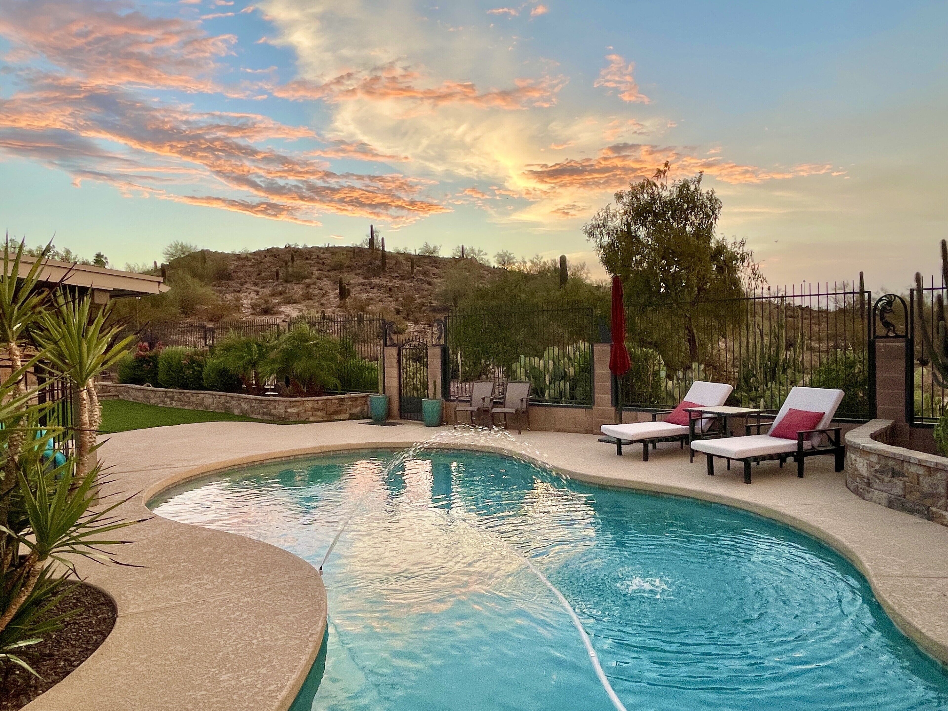 SANCTUARY ON THE MOUNTAIN- A central city, desert view, heated pool, gem.